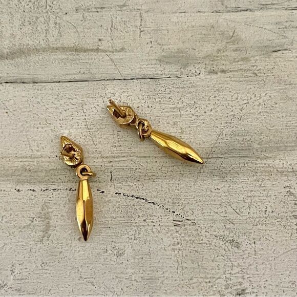 Small dainty gold tone drop post earrings - Picture 6 of 7